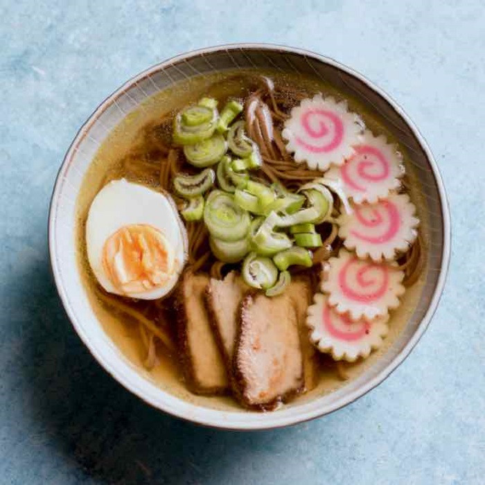 5. Mì saimin được chế biến và trình bày vô cùng đơn giản. Người Hawaii sẽ sử dụng sợi mì trứng nấu với nước hầm thịt theo kiểu nước dùng dashi của Nhật Bản. 