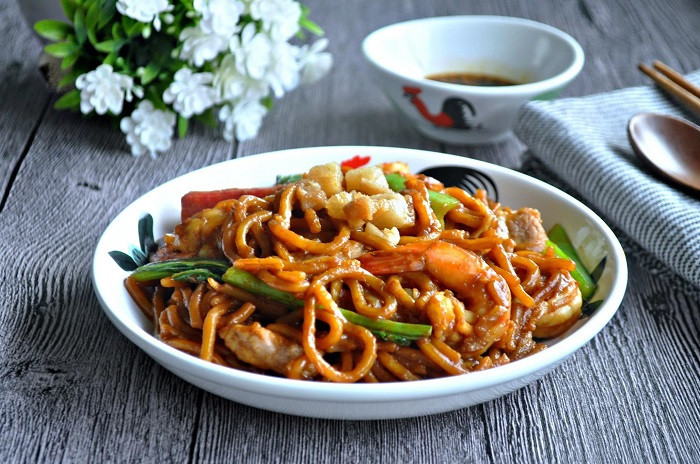 6. Mì xào Phúc Kiến là sự kết hợp hài hòa giữa độ dai, giòn của sợi mì trứng khi được xào cùng hành, tỏi, cà chua, trứng, cải thảo và gia vị đặc trưng của Malaysia.