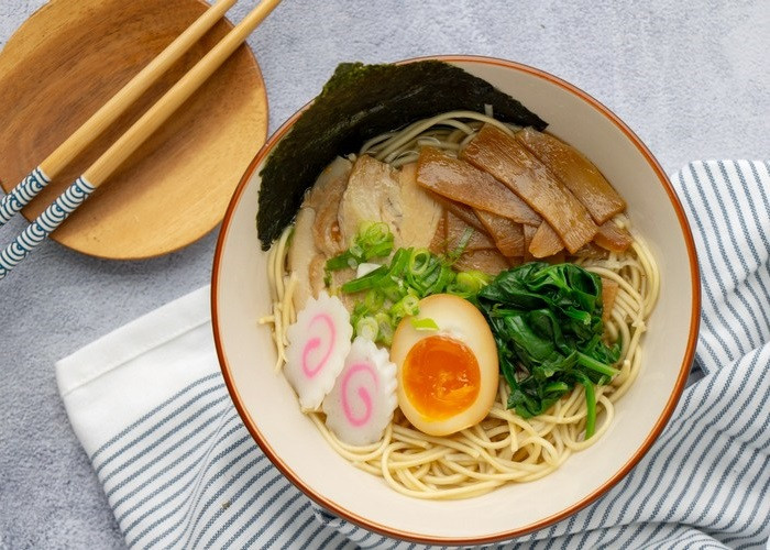 7. Mì ramen hấp dẫn với phần mì tròn dài được làm thủ công từ bột mì. Một bát mì đầy đủ còn có thêm một quả trứng luộc lòng đào, hành baro, rong biển khô và những lát thịt lợn tái hồng mọng nước.