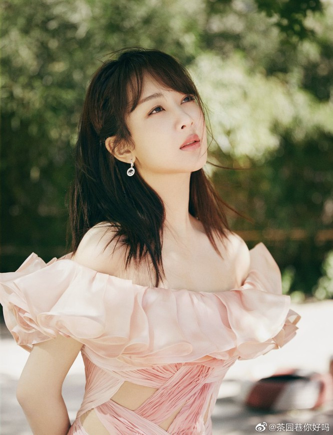 Gây chú ý không kém chính là chiếc váy hồng trong bộ sưu tập thu - đông 2020 của NTK Công Trí.