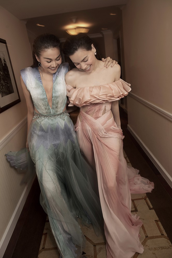 Trước đó, Hồ Ngọc Hà đã diện thiết kế này và nhận được cơn mưa lời khen bởi sự sang trọng và vóc dáng cực chuẩn của cô nàng.