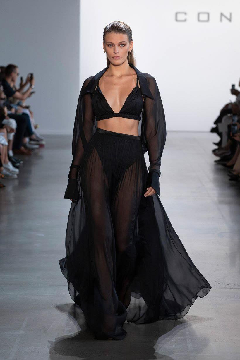 Chiếc váy nằm trong bộ sưu tập Cong Tri Xuân/Hè 2020 được ra mắt tại New York Fashion Week hồi năm ngoái.