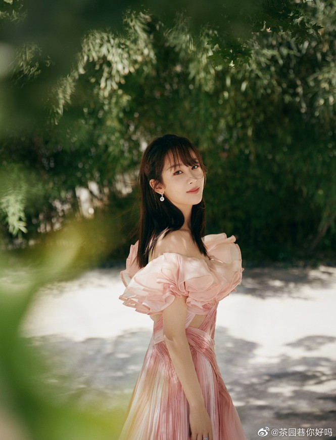 Dương Tử tham dự chương trình nghệ thuật của đài CCTV (Trung Quốc) trong trang phục đặc sắc của NTK đến từ Việt Nam khiến cư dân mạng chú ý.