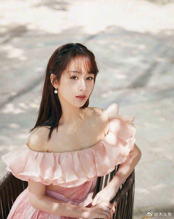 Chiếc váy dạ hội tông hồng pastel ngọt ngào với phần vai trễ kết hợp với bèo độc đáo, chất liệu vải voan nhẹ nhàng, thướt tha nữ tính.