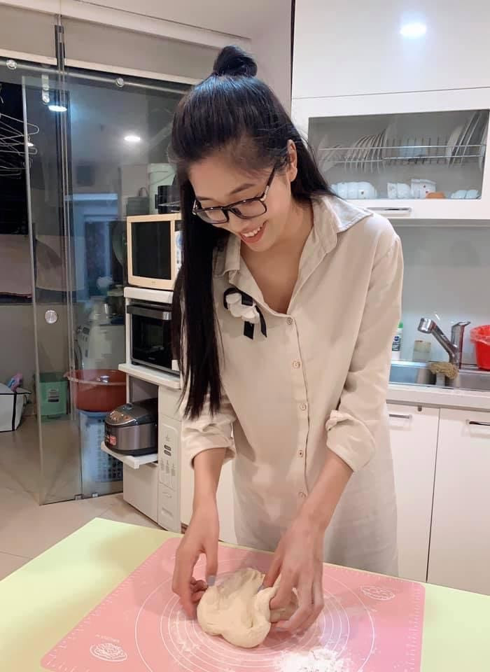 Vân Ly gây chú ý bởi gương mặt xinh đẹp, nụ cười tươi tắn cùng thân hình gợi cảm.