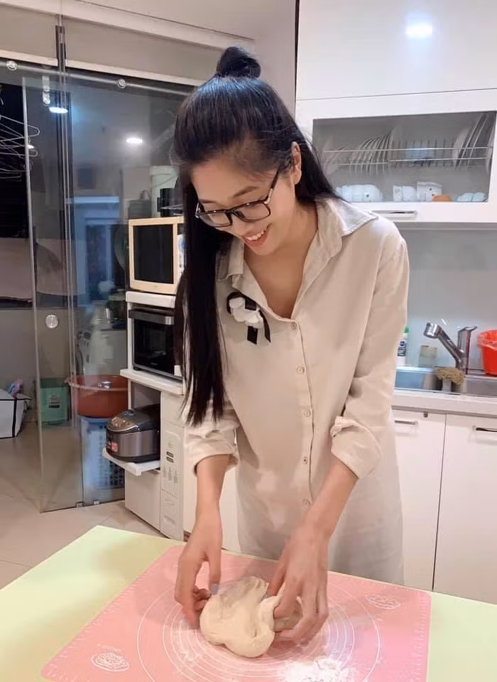 Vân Ly gây chú ý bởi gương mặt xinh đẹp, nụ cười tươi tắn cùng thân hình gợi cảm.