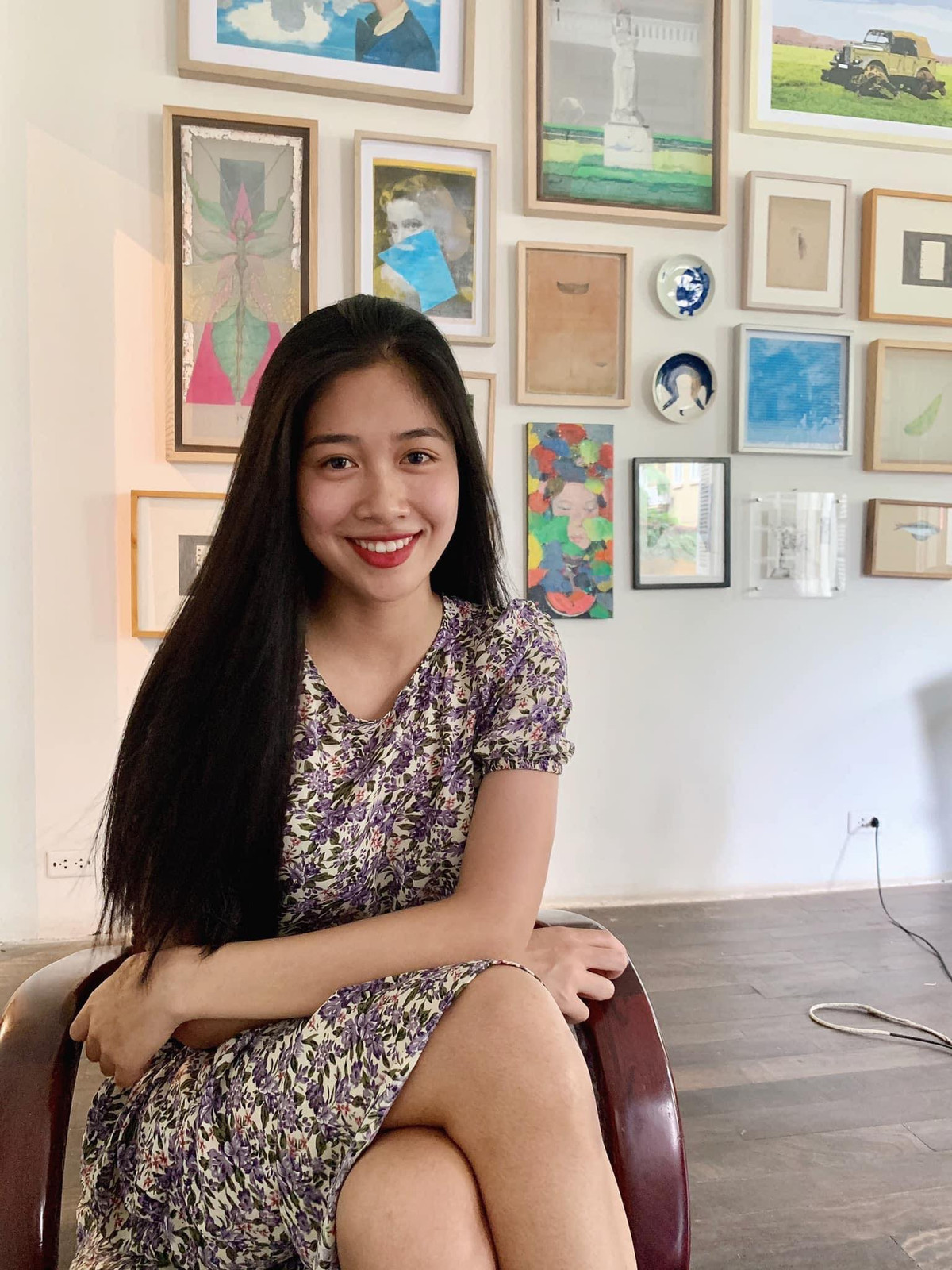 Nét đẹp đậm chất Á Đông, chiếc váy hoa làm tôn lên vẻ dịu dàng đằm thắm.