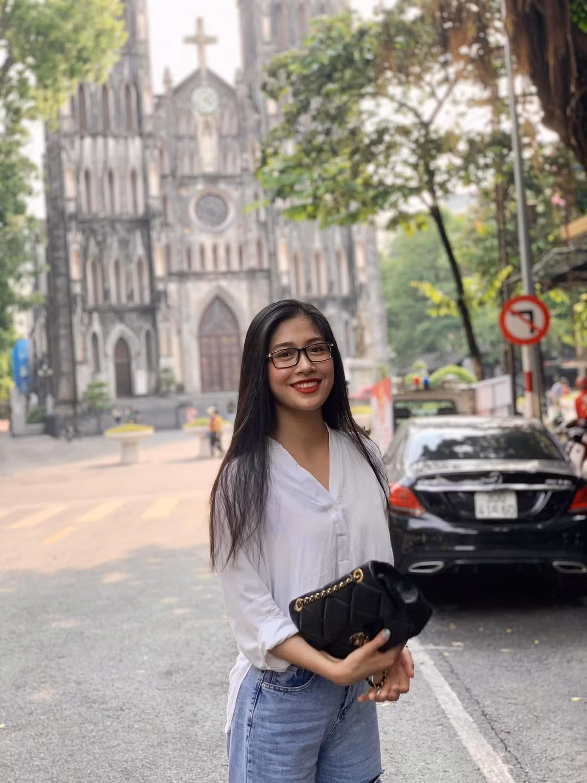 Người đẹp sở hữu gu thời trang vô cùng đơn giản và thanh lịch, nữ tính.