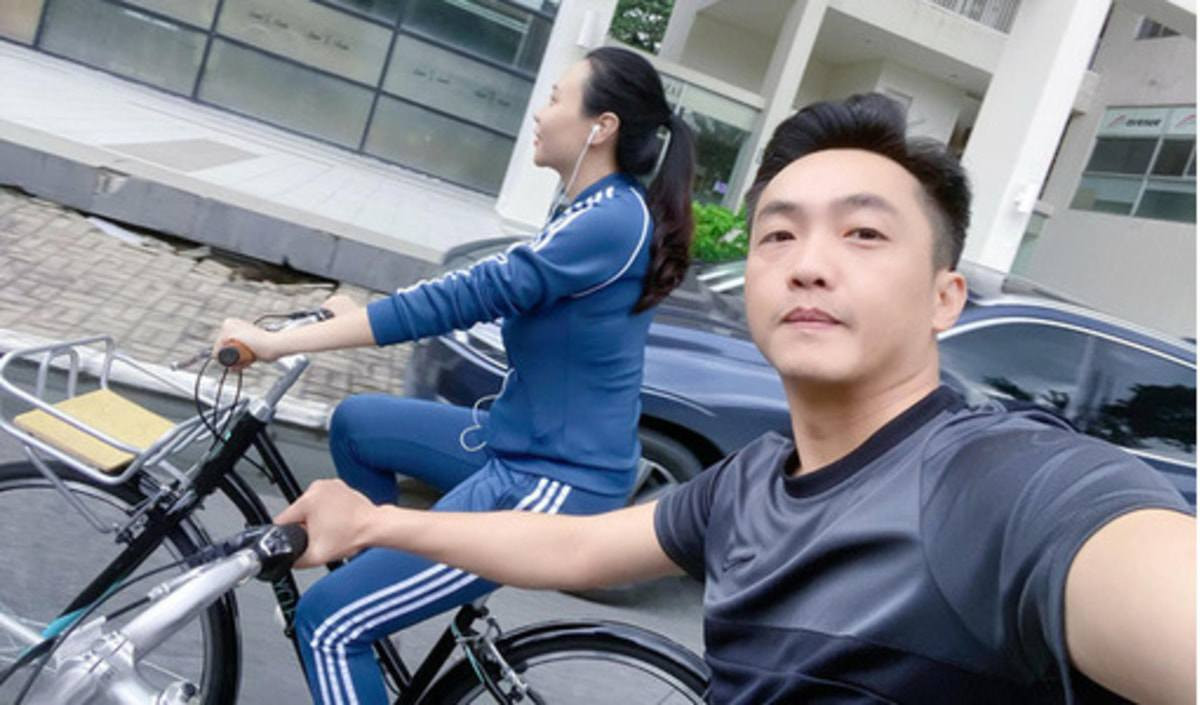 Vợ chồng Cường Đô La và Đàm Thu Trang cũng dành thời gian cùng nhau đạp xe rất tình cảm.