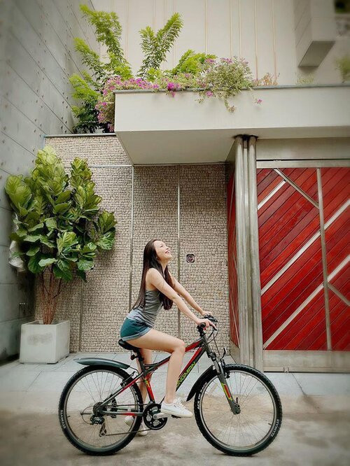 Hiền Thục khoe vóc dáng đáng mơ ước dù đã bước sang tuổi tứ tuần nhờ đạp xe.