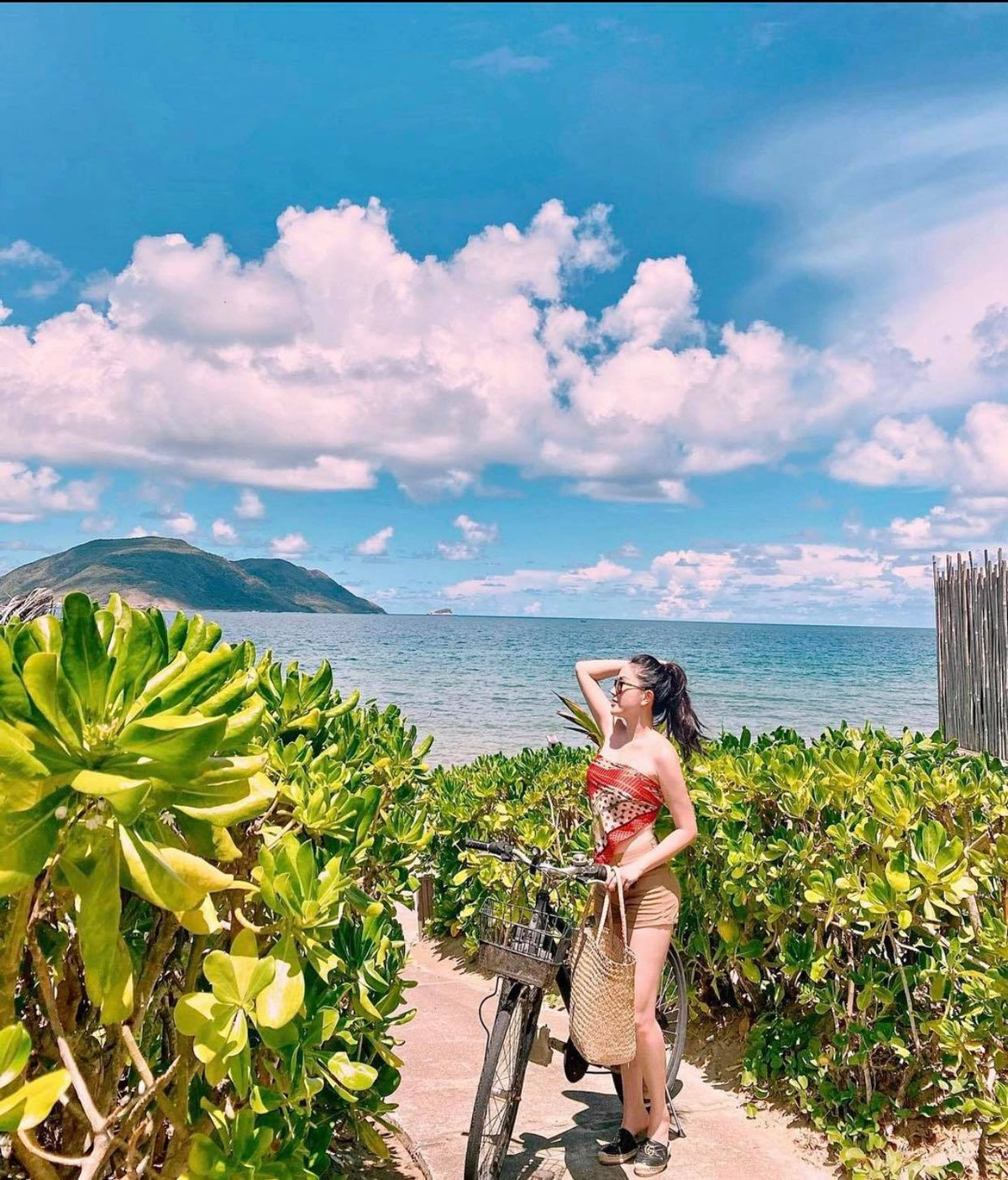 Nữ ca sĩ còn tranh thủ đạp xe cả trong những chuyến du lịch.