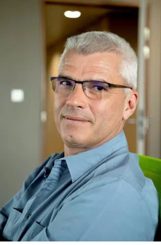 Cyrille Przybyla, nhà khoa học dẫn đầu chương trình Lunar hatch có nghiên cứu về sự phát triển của các loài thủy sản trong các hệ thống khép kín, việc tái chế nước thải bằng vi tảo và sử dụng các nguồn protein và lipid mới trong thủy sản. Trên trái đất, bản đồ đường đi của ông là nuôi trồng thủy sản bền vững, chuyển đổi các phân tử từ nước thải nuôi trồng thủy sản, hy vọng sẽ bảo tồn sự đa dạng sinh học của môi trường. Khái niệm này có thể giống nhau trên Mặt trăng vì tất cả các phân tử đều quý giá.