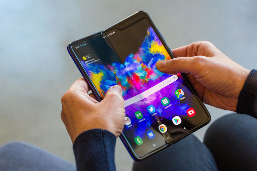Samsung Galaxy Fold có diện mạo mới lạ, ấn tượng với thiết kế 2 màn hình thời thượng. Tích hợp 6 camera cực phụ hợp cho chị em phụ nữ sống ảo mọi nơi. Điểm trừ duy nhất của chiếc máy này là mức giá cực cao khiến phái mạnh phải dè chừng.