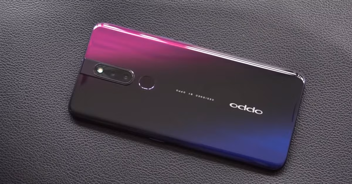 3. OPPO F11/F11 PRO với phần mặt lưng dải màu gradient với hai phiên bản màu là Aurora Green và Thunder Black cực đẹp. Ngoài ra OPPO còn gây ấn tượng với người tiêu dùng bằng màn hình kích thước 6.53 inch làm tràn ra cả 4 cạnh của máy.