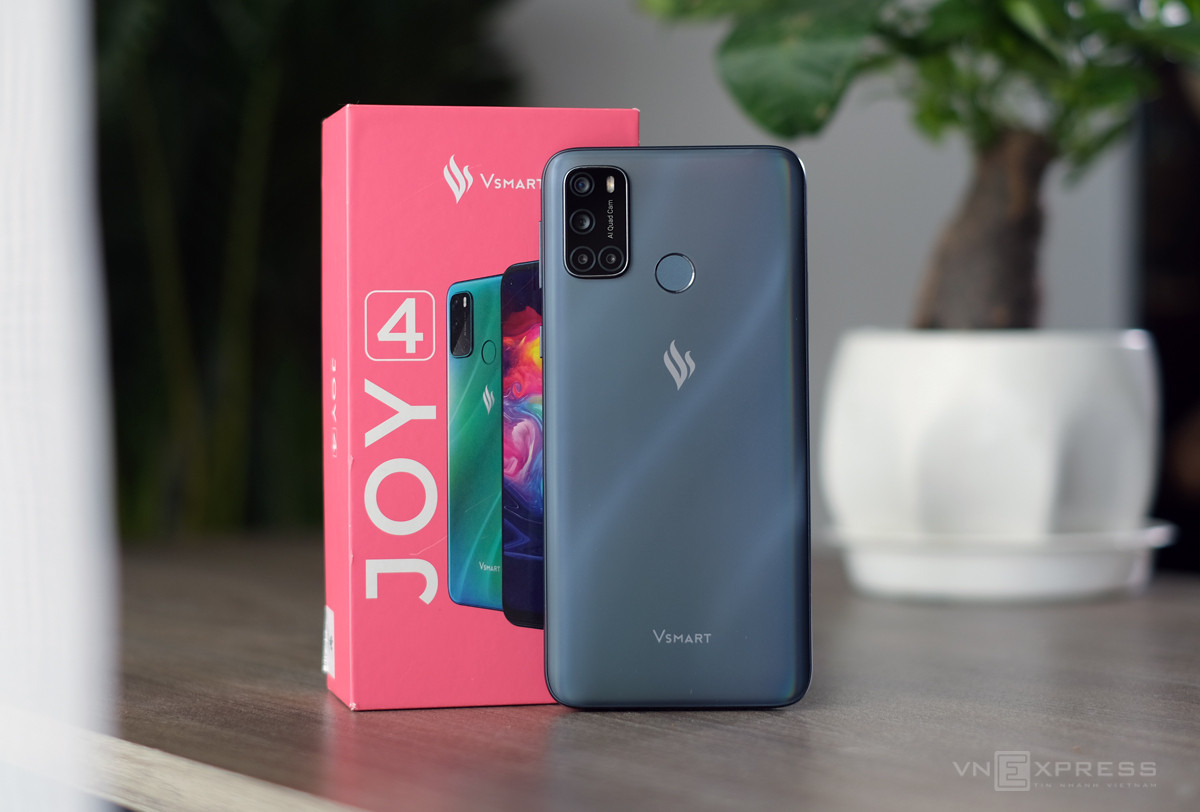 Thiết kế mềm mại, đẹp mắt, tích hợp nhiều camera nhất so với các máy cùng phân khúc thích hợp cho chị em sống ảo. Giá cả lại vô cùng hợp lí chỉ 3 triệu đồng, thích hợp làm quà 20/10 với những người thu nhập trung bình.