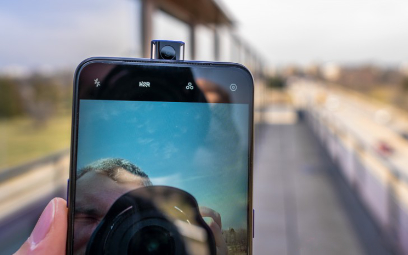 Lượng pin khủng cũng chính là một yếu tố nổi bật của OPPO F11/F11 Pro với khoảng 4.000 mAh với tiêu chuẩn sạc nhanh VOOC 3.0, chỉ cần 80 phút để sạc đầy điện thoại. OPPO F11 hiện đang được bán trên thị trường với mức giá tầm 9 triệu đồng vô cùng hợp lí.