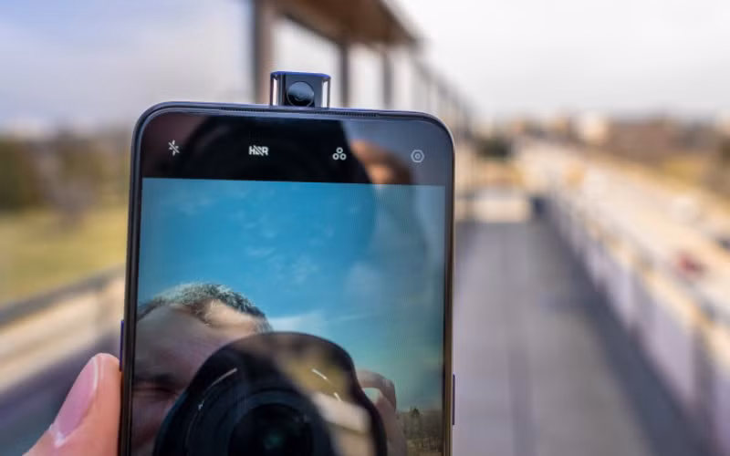 Lượng pin khủng cũng chính là một yếu tố nổi bật của OPPO F11/F11 Pro với khoảng 4.000 mAh với tiêu chuẩn sạc nhanh VOOC 3.0, chỉ cần 80 phút để sạc đầy điện thoại. OPPO F11 hiện đang được bán trên thị trường với mức giá tầm 9 triệu đồng vô cùng hợp lí.