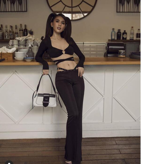 Phần ống loe kén người mặc cũng không làm khó được body hoàn hảo của "nữ hoàng nội y".