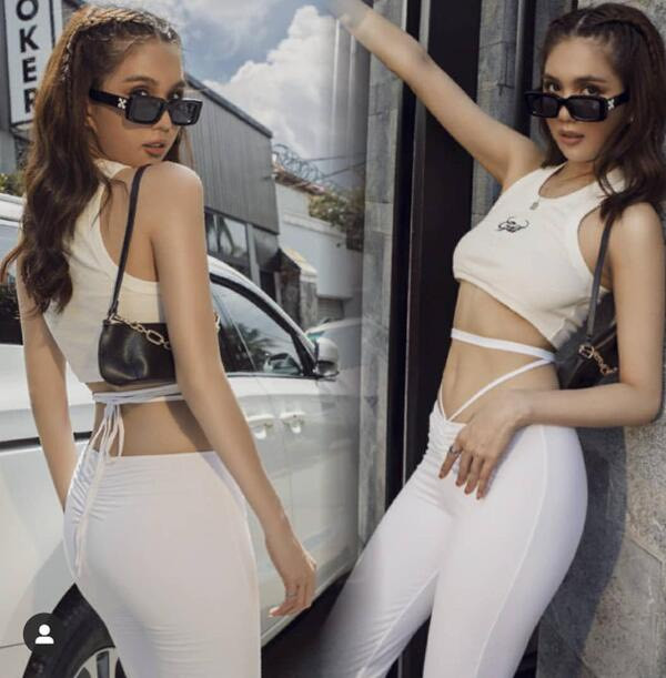 Cô nàng kết hợp cùng áo croptop ngắn là item rất được người đẹp ưa chuộng.