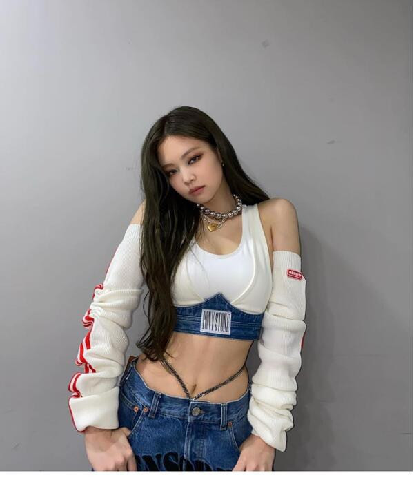 Nổi tiếng là fashionista cá tính của làng giải trí, Jennie luôn làm mới mình bằng những mốt thời trang đi đầu xu hướng.