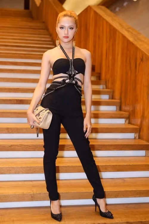 Chi tiết rườm rà ở áo cùng kiểu tóc vàng quá nổi khiến Hương Giang kém sang và dừ thêm mấy tuổi.