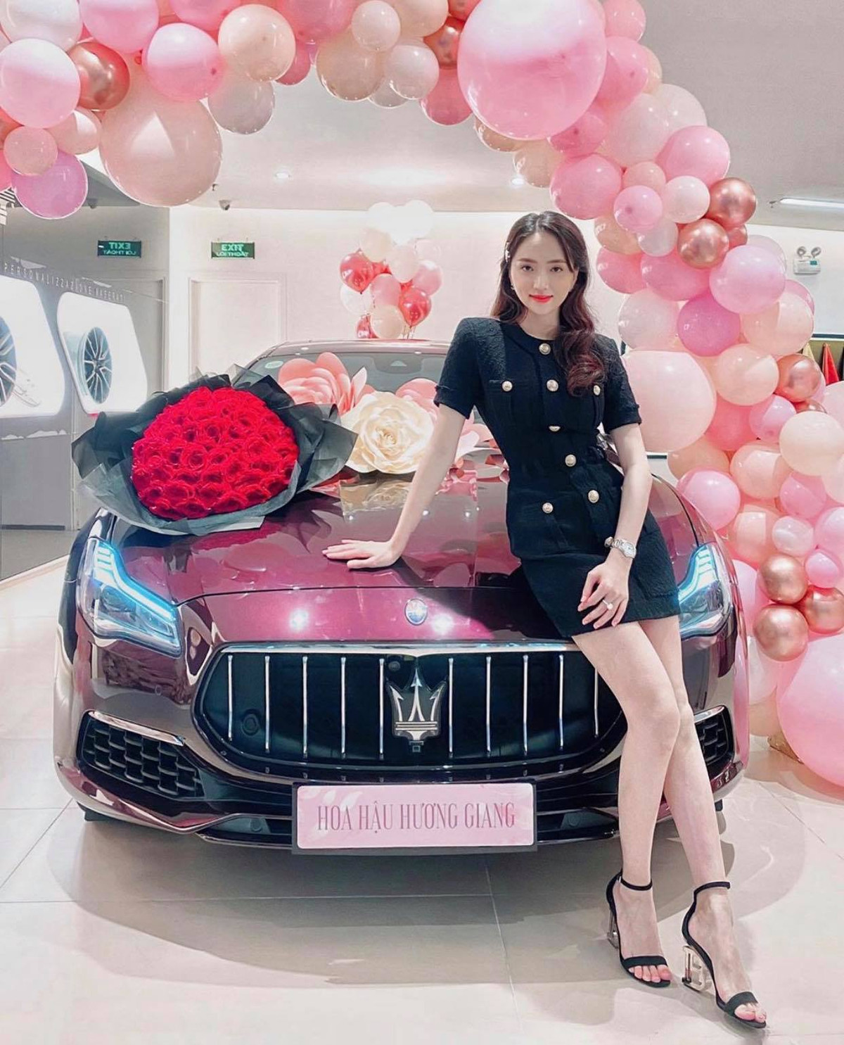 Chiếc váy được săn lùng nhất mạng xã hội sau khi Hương Giang diện trong dịp tậu xế hộp mới.