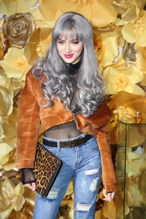 Set đồ quá nhiều chi tiết rườm rà kém sang cùng kiểu tóc bạc lạc quẻ khiến cô giống như "Bạch cốt tinh".