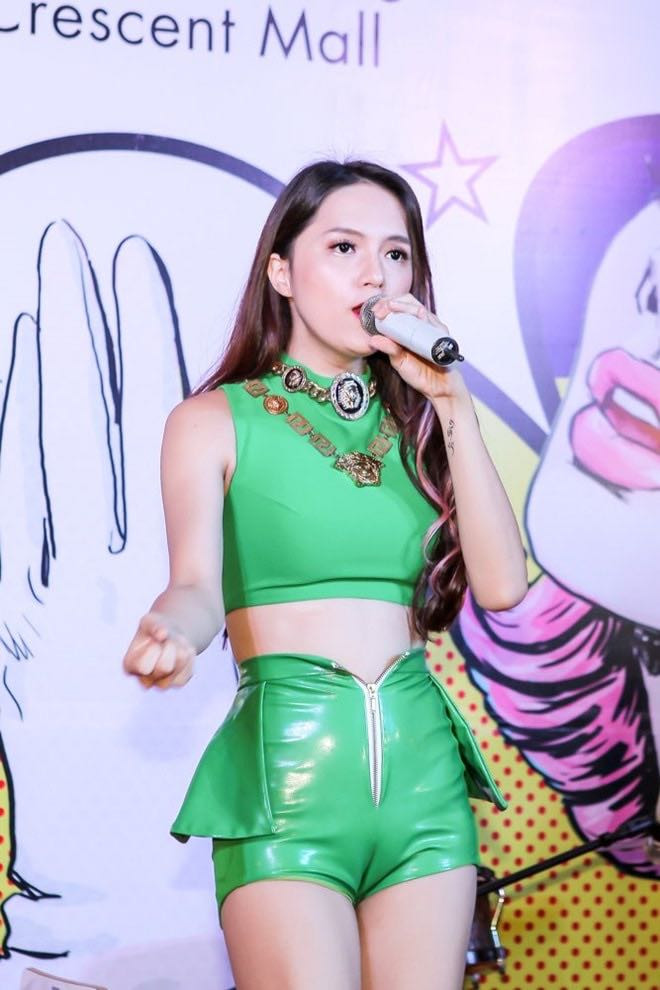 Chất liệu da bóng quá ngắn cùng với màu sắc khó mặc khiến set đồ của Hương Giang trở nên phản cảm.