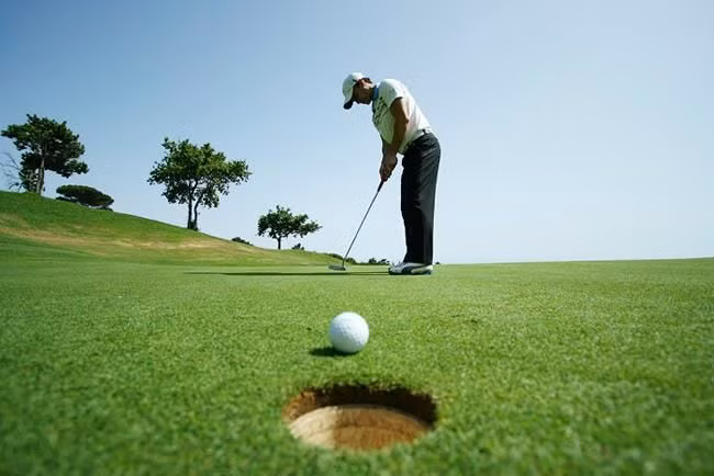 Sân golf cao nhất thế giới ở độ cao 14,335 feet (4,3km) so với mực nước biển. Sân golf là sân Tactu Golf Club nằm ở Morococha, Peru.