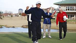 Cú putt bóng dài nhất đã được kỷ lục Guinness ghi nhận được thực hiện tại sân Point Walter (Úc) với khoảng cách 395 feet (120m). Cú hole – in – one từ khoảng cách xa nhất tính đến nay được thực hiện bởi Lou Kretlow vào tháng 3 năm 1961 vào hố thứ 16 sân Lake Hefner ở Oklahoma (Mỹ).