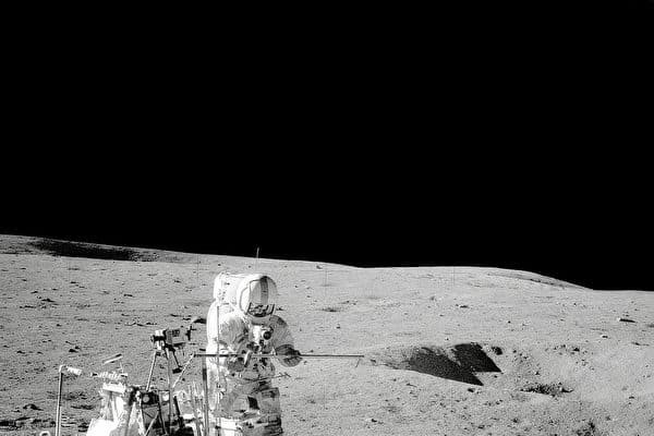 Golf là một trong hai bộ môn thể thao duy nhất được chơi trên mặt trăng. Vào tháng 2/1971, tàu Apollo 14 đáp xuống mặt trăng, phi hành gia Alan Shepard đã đánh bóng golf với cây gậy sắt 6, và ông chỉ đánh được bằng 1 tay do bộ quần áo cồng kềnh. Môn thể thao còn lại được thực hiện cũng ở chuyến viếng thăm Mặt Trăng là ném lao. Quả bóng golf và cái lao ném hiện tại vẫn ở trên mặt trăng. Vào cuối năm 2006, phi hành gia người Nga Mijail Tiurin trở thành người đầu tiên trên trái đất thực hiện cú Drive ở ngoài vũ trụ.