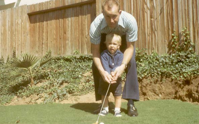 Thủa ấu thơ, Phil Mickelson thường xuyên xem cha mình đánh golf qua gương và không không nhìn trực diện lúc ông đánh. Sau này Phil đã trở thành huyền thoại làng golf với nickname: the Lefty.