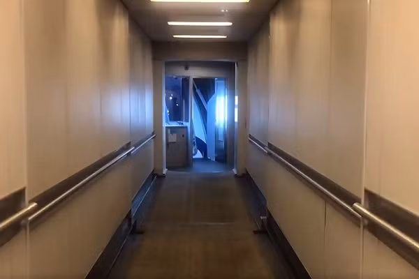 817 triệu USD là khoản lỗ của Singapore Airlines trong quí II và hãng đã phải giảm 20% do ảnh hưởng của đại dịch viêm phổi cấp COVID-19. Trong bối cảnh ấy, hãng đã áp dụng nhiều giải pháp mới để tìm nguồn thu.