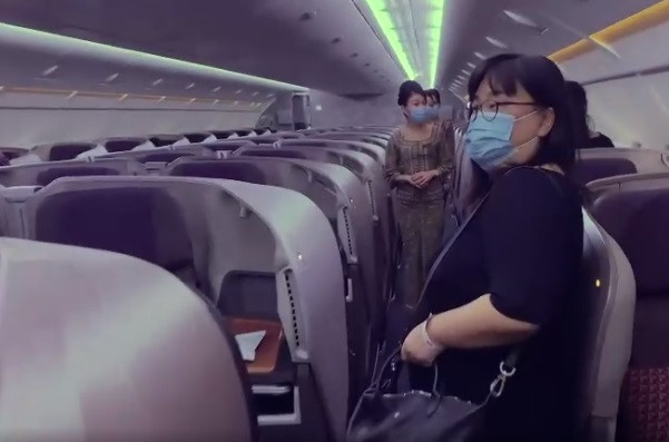 Bán suất ăn của khoang hạng nhất, hạng thương gia và cử đầu bếp phục vụ tại nhà khách hàng là các giải pháp liên quan đến ẩm thực của Singapore Airlines. Hãng cũng sẽ triển khai các chuyến tham quan cơ sở đào tạo hàng không vào cuối tháng 11.