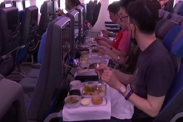 Vé máy bay đã "cháy" chỉ sau 30 phút bán trực tuyến.