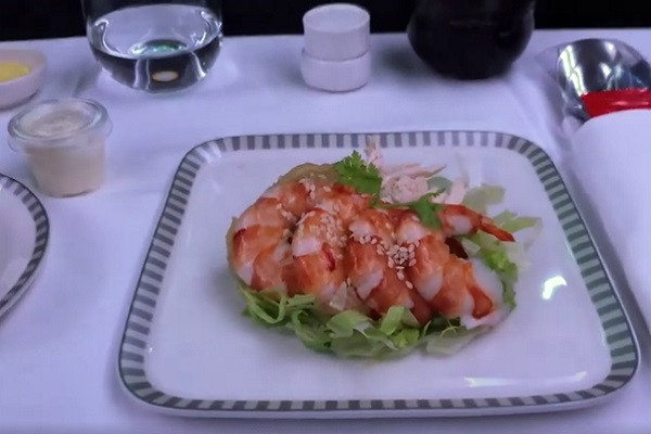 Đậu tại phi trường Changi, máy bay A380 chỉ đón khách trong ngày 24 và 25/10. Thực khách sẽ chiêm ngưỡng máy bay trước khi ăn. Họ cũng xem các chương trình giải trí trong lúc họ ăn.