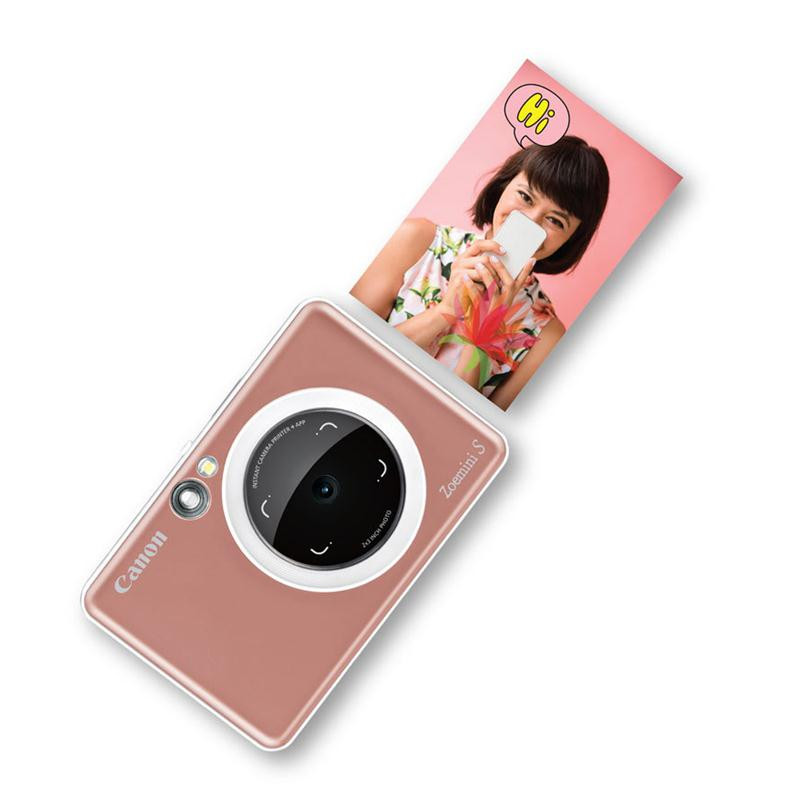 Điểm ấn tượng giúp chiếc máy ảnh chụp lấy liền này được đánh giá cao đó là có khe thẻ nhớ Microsd hỗ trợ dung lượng lên đến 256GB nên giúp lưu lại những bức ảnh mà bạn yêu thích. Đồng thời với giá bán khá tốt không quá cao nên cũng là điểm cộng giúp bạn dễ đầu đầu tư sử dụng lâu dài. Ống kính máy ảnh làm từ gỗ.