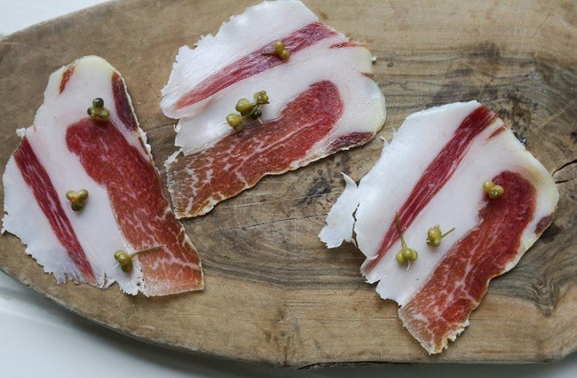 Để lợn phát triển tốt, người nuôi cần chuẩn bị không gian chuồng trại rộng rãi, có nơi cho lợn vận động, thả tự do.