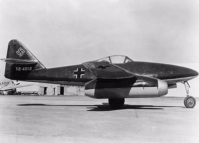 Mặc dù kém đối thủ với tỉ lệ 50/1, 37 chiếc Me-262 đã tấn công 1.800 máy bay chiến đấu của Đồng Minh. Các máy bay Đức bắn rơi 13 chiếc của Đồng Minh trong khi chỉ mất 3 chiếc của mình.