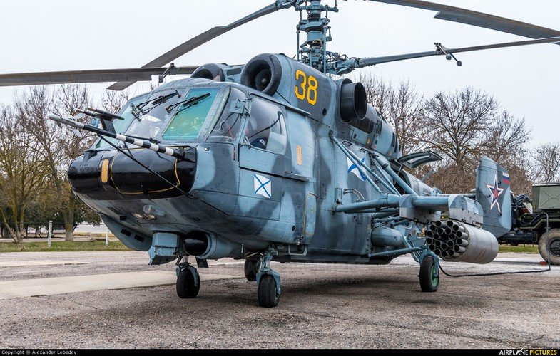 Khi làm nhiệm vụ, một phi công sẽ đảm nhiệm vai trò xạ thủ, phụ trách ngắm bắn các loại rocket không điều khiển, đồng thời được huấn luyện để sử dụng khẩu súng máy ẩn phía sau khớp nối cửa ở mạn phải máy bay.