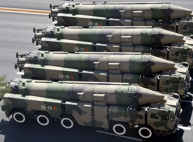 Hiện nay, Binh chủng Pháo binh 2 (tên lửa chiến lược) của Trung Quốc là đơn vị chủ quản các loại tên lửa đạn đạo tầm xa phóng từ lục địa. Binh chủng này hiện được biên chế 10 lữ tên lửa DF-21, trong đó có 2 lữ được trang bị Đông Phong-21D, 8 lữ còn lại trang bị các loại tên lửa DF-21 kiểu cũ.