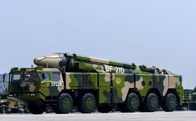 Việc sử dụng tên lửa DF-21D để đánh chìm một tàu sân bay có ý nghĩa chiến lược rất lớn. Theo truyền thông Mỹ, nếu quân đội Trung Quốc sử dụng các loại tên lửa giống như DF-21D để đánh chìm mục tiêu tương tự như tàu sân bay, đồng nghĩa với quyền lực của Mỹ ở vùng biển quốc tế tất sẽ gặp bất lợi.