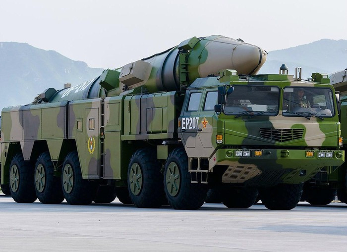 Tương tự, nếu Trung Quốc đạt được hiệu quả như vậy, nó sẽ đẩy các tàu sân bay của Mỹ ra xa lãnh thổ của Đại Lục hơn, sẽ làm giảm sức chiến đấu của máy bay chiến đấu trên hạm, tạo điều kiện để không quân nước này kiểm soát không phận các vùng biển xung quanh, cũng như hạn chế sự hỗ trợ về mặt an ninh của Mỹ đối với đồng minh trong khu vực. Trong khi Trung Quốc rất tin tưởng vào sức mạnh của DF-21D khi đối phó với tàu sân bay Mỹ thì chuyên gia của tờ National Interest đã có phân tích khá chi tiết và chứng minh sư thật khác về dòng tên lửa này.