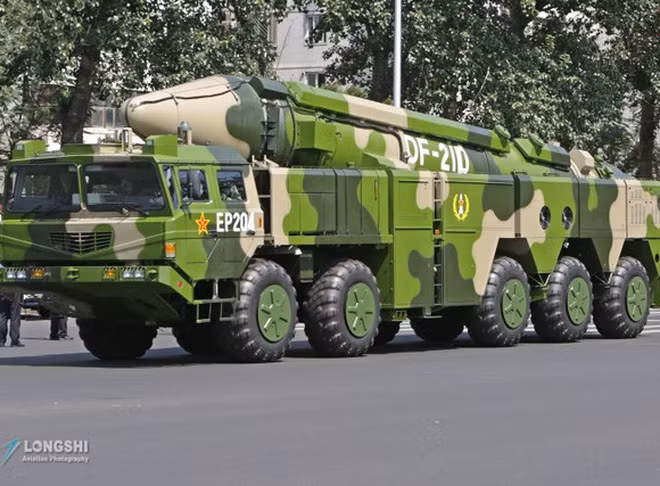 Nhận định trên được trang National Interest đưa ra khi Trung Quốc công bố sức mạnh 2 loại tên lửa đạn đạo DF-21D và DF-26 được dùng để đối phó với hoạt động quân sự của lực lượng Mỹ trên Thái Bình Dương. Theo tuyên bố của phía Trung Quốc, DF-21D là tên lửa đạn đạo, trong quá trình bay ngoài không gian, thiết bị trợ đẩy tách ra, hầu như đã triệt tiêu hết tải trọng, bộ chiến đấu sẽ lựa chọn phương thức bổ nhào từ bên ngoài tầng khí quyển xuống.