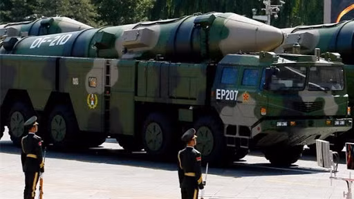 Mỗi lữ đoàn tên lửa DF-21 bao gồm 11 tiểu đoàn, trong đó có 6 tiểu đoàn tên lửa (mỗi tiểu đoàn bao gồm 2 hệ thống phóng tên lửa cơ động); 2 tiểu đoàn sửa chữa và bảo dưỡng; 1 tiểu đoàn quản lý bãi phóng; 1 tiểu đoàn tín hiệu và 1 tiểu đoàn tác chiến điện tử.