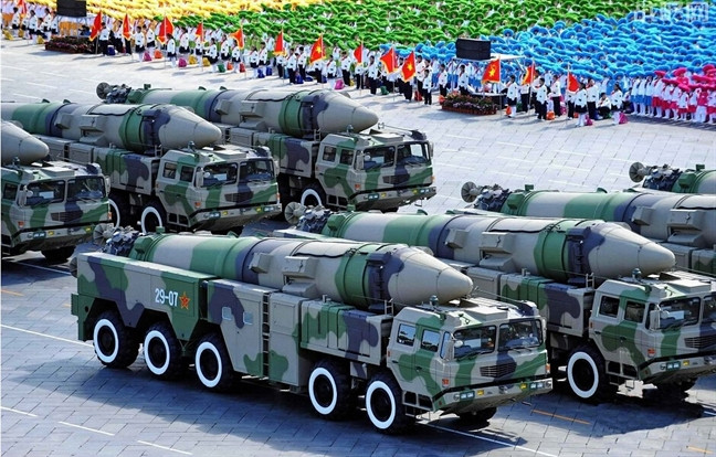 Theo báo Mỹ, hả năng Trung Quốc dùng DF-21D để đánh chìm tàu sân bay thì quả thật là rất khó, vì hàng không mẫu hạm là mục tiêu động trong khi DF-21D chỉ có thể tấn công mục tiêu tĩnh. Tốc độ hành trình của tàu sân bay khoảng 35 hải lý/h.