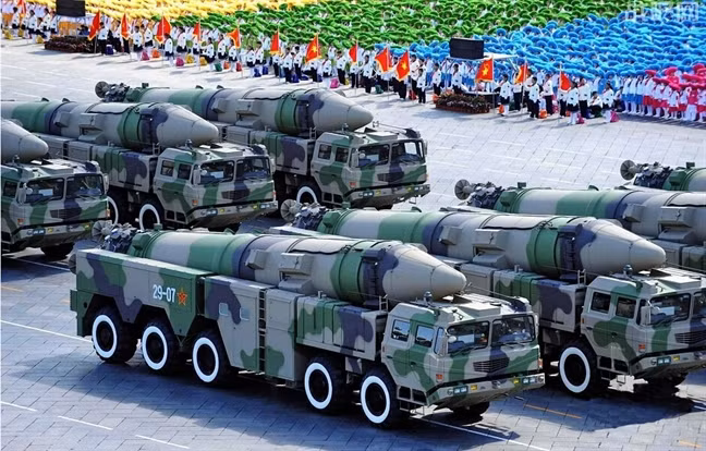 Theo báo Mỹ, hả năng Trung Quốc dùng DF-21D để đánh chìm tàu sân bay thì quả thật là rất khó, vì hàng không mẫu hạm là mục tiêu động trong khi DF-21D chỉ có thể tấn công mục tiêu tĩnh. Tốc độ hành trình của tàu sân bay khoảng 35 hải lý/h.