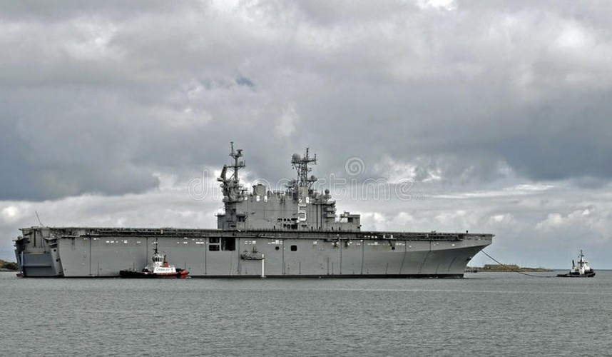 Khoang đổ bộ của tàu có thể điều chỉnh mức ngập nước tương ứng với từng loại xuồng đổ bộ mang theo. Đây là chi tiết khiến nó phù hợp nhất để thay thế tàu LHD-6, bởi từ chiếc LHA-6 Ameria trở đi thì không còn thiết kế này nữa.