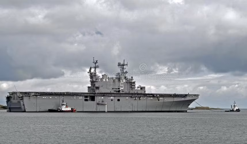 Khoang đổ bộ của tàu có thể điều chỉnh mức ngập nước tương ứng với từng loại xuồng đổ bộ mang theo. Đây là chi tiết khiến nó phù hợp nhất để thay thế tàu LHD-6, bởi từ chiếc LHA-6 Ameria trở đi thì không còn thiết kế này nữa.