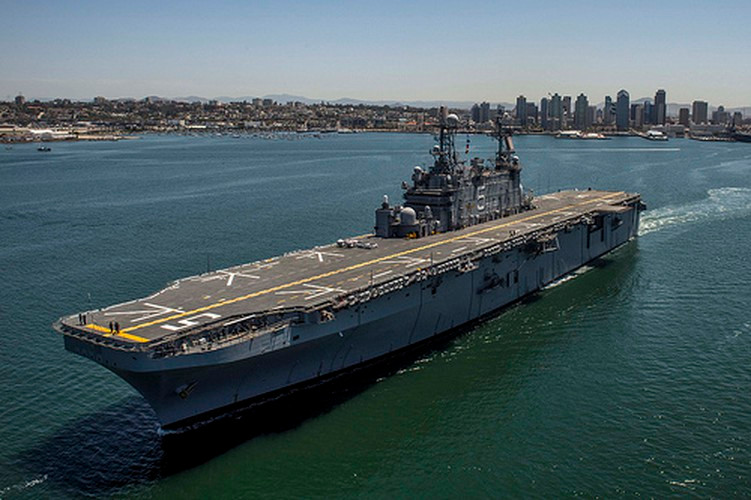 Với kích thước đồ sộ của mình, USS Peleliu có khả năng mang theo 19 trực thăng Sikorsky CH-53 Sea Stallions hoặc 26 trực thăng Boeing Vertol CH-46 Sea Knight, hoặc mang kết hợp hai loại trên.